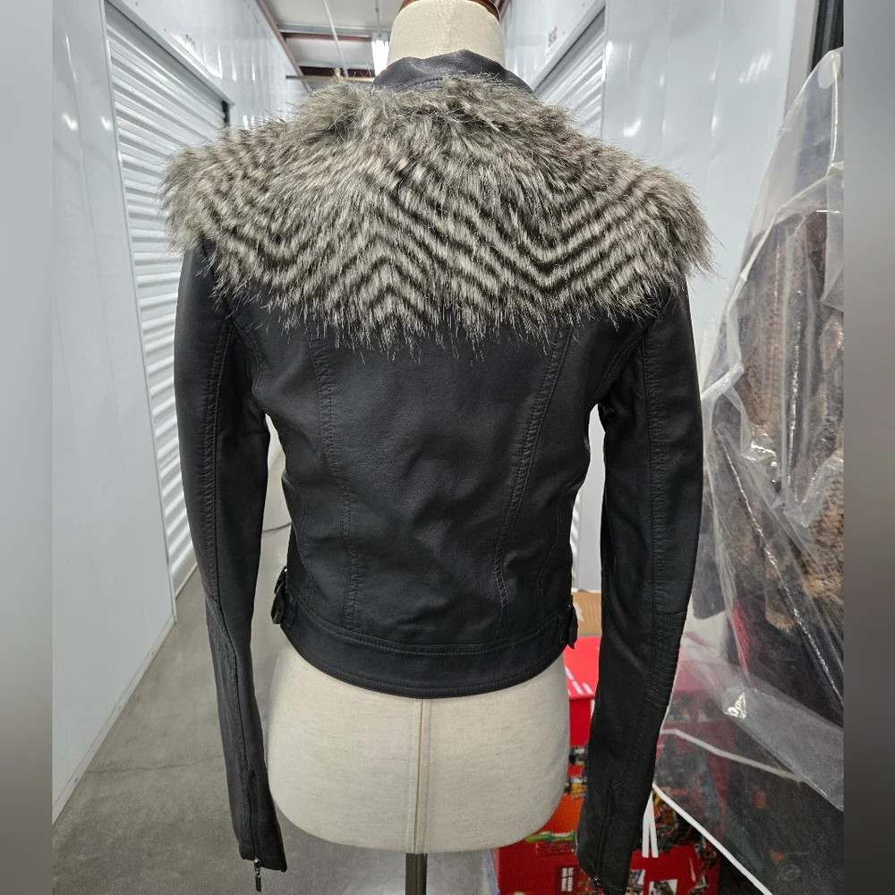 Romeo & Juliet Couture Black Faux Leather Moto Jacket W/ Faux Fur Collar Sz Smal - Picture 3 of 9